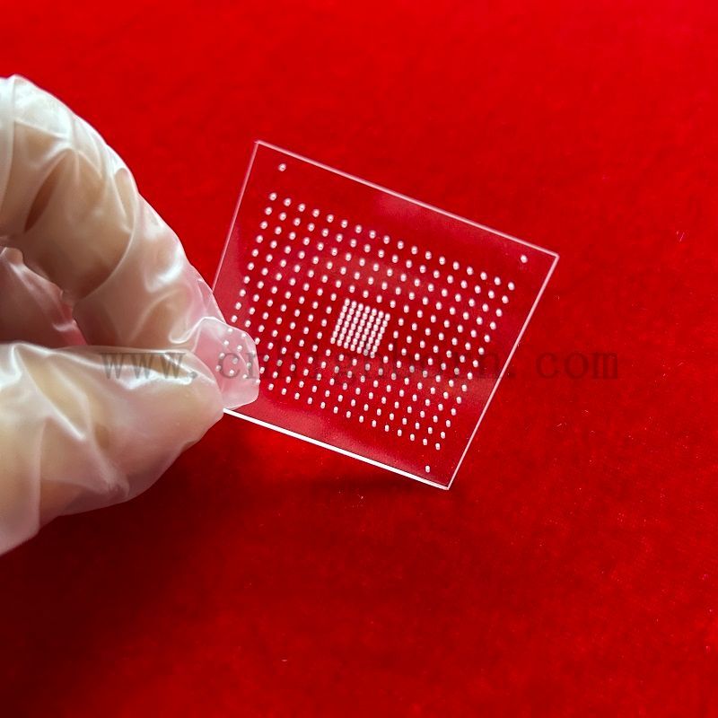 Кварцевая подложка с отверстиями