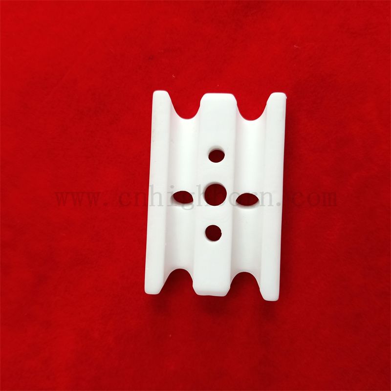 Износостойкий 95% Al2O3 Армический керамический изолятор Ceramic Piece с отверстием
