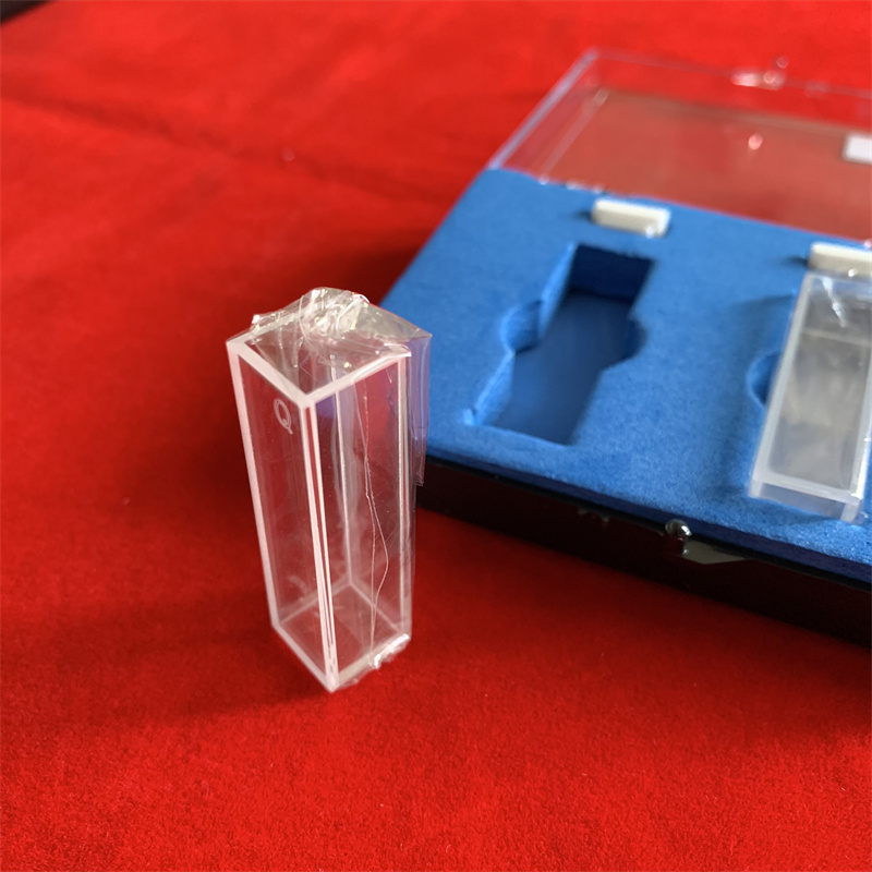 Лабораторная стеклянная ячейка стандартной флуорометровой ячейки с крышкой прозрачной пять боковых стеклянных спектрофотометра