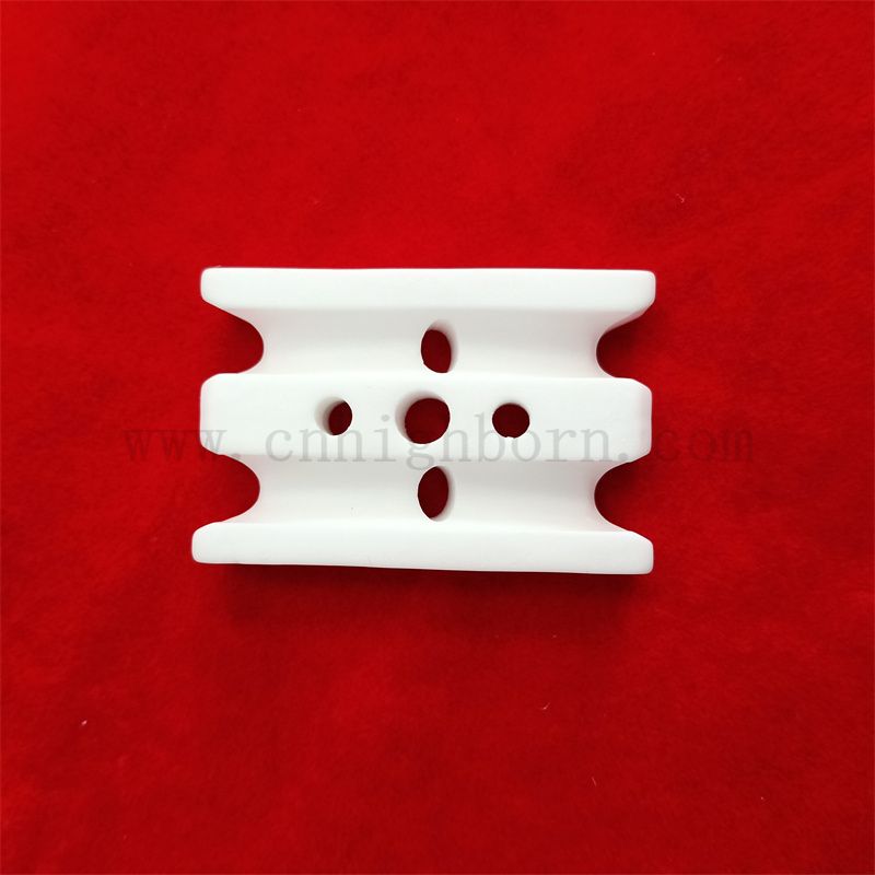 Износостойкий 95% Al2O3 Армический керамический изолятор Ceramic Piece с отверстием