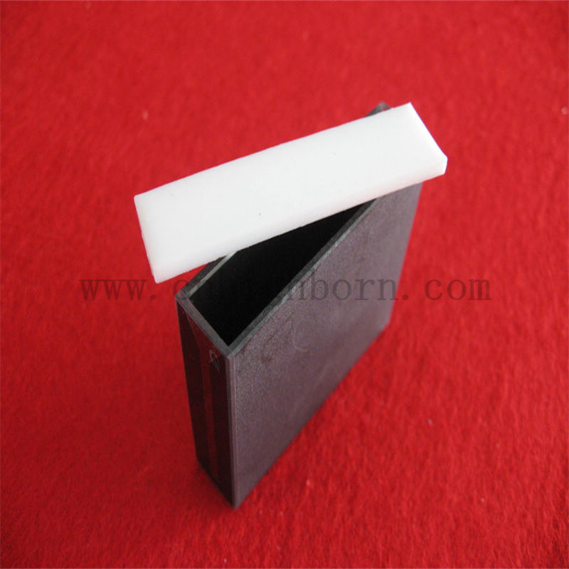 стеклянная камера с черной стеной