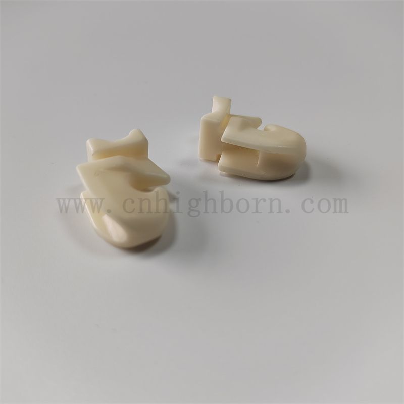 Текстильный керамический крюк.