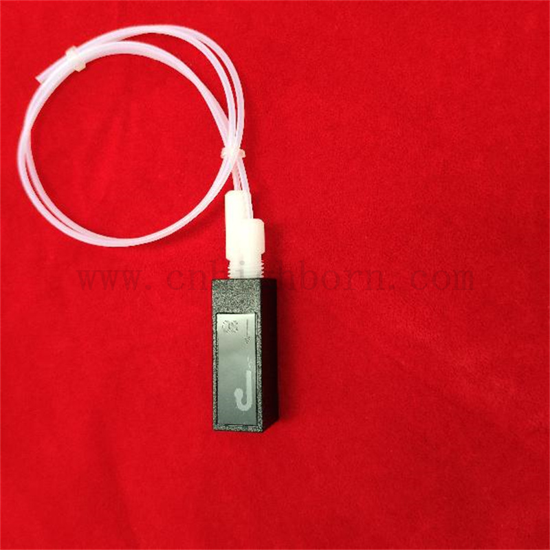 Q624 Стандартная микро -кварцевая стеклянная кювета 10 мм Длина черная стена Избегайте света. 