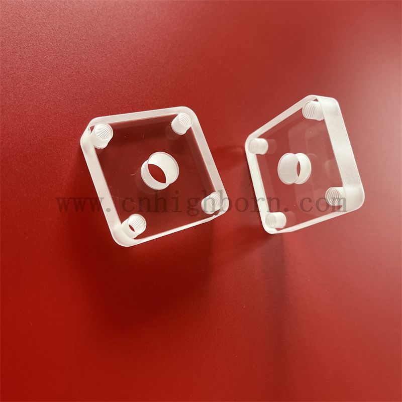 Лазерное сверление по индивидуальному заказу, прозрачная квадратная пластина из кварцевого стекла с угловым вырезом