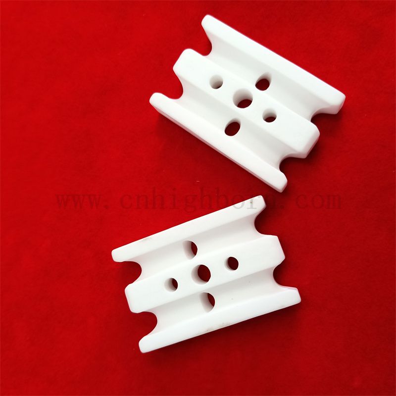 Износостойкий 95% Al2O3 Армический керамический изолятор Ceramic Piece с отверстием