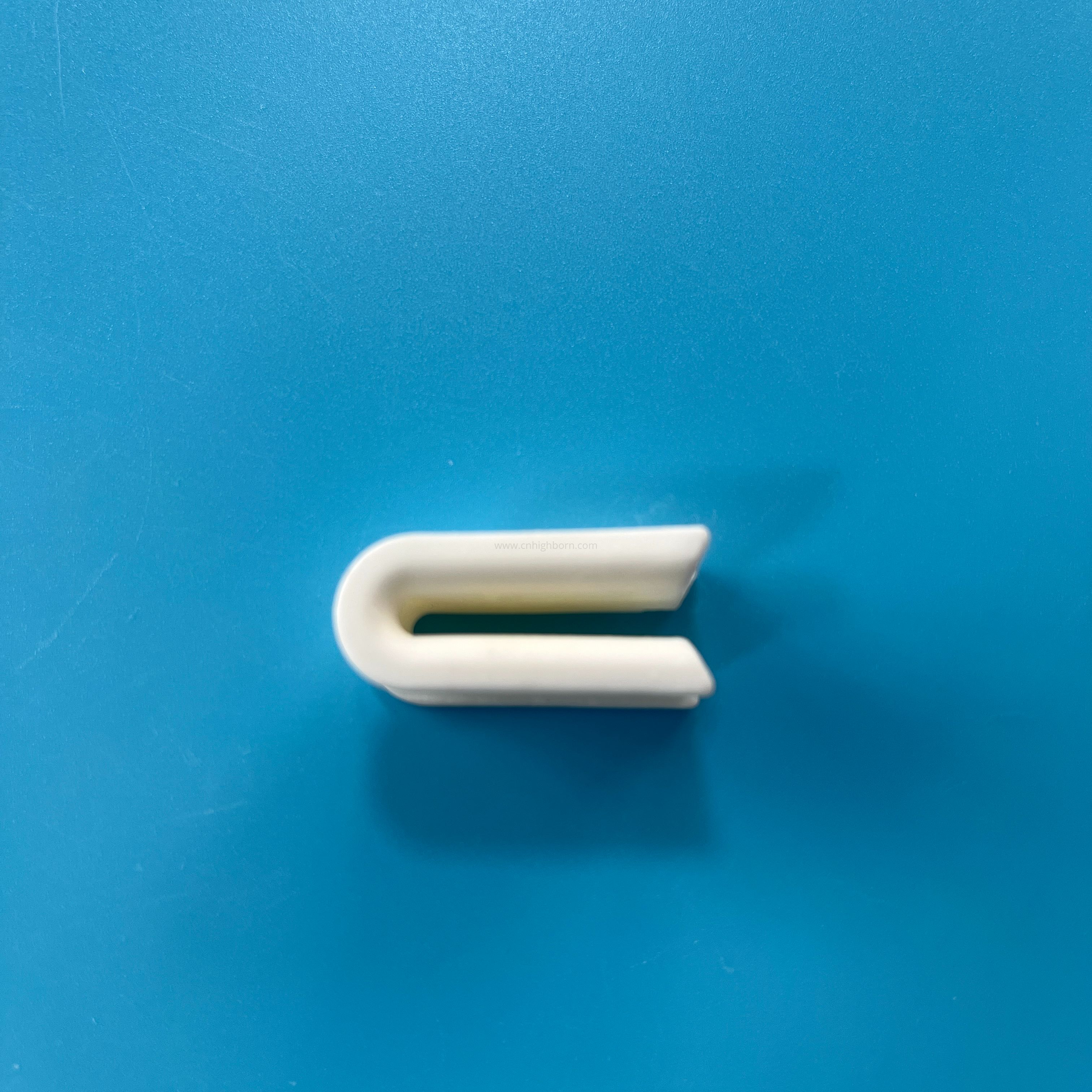 99% Al2O3 U-образный зажим из глинозема Керамический направляющий зажим для пряжи